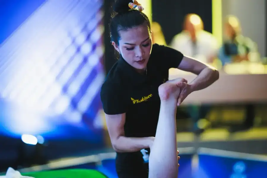 June Saurin im Wettkampf bei einer internationalen Massage-Meisterschaft