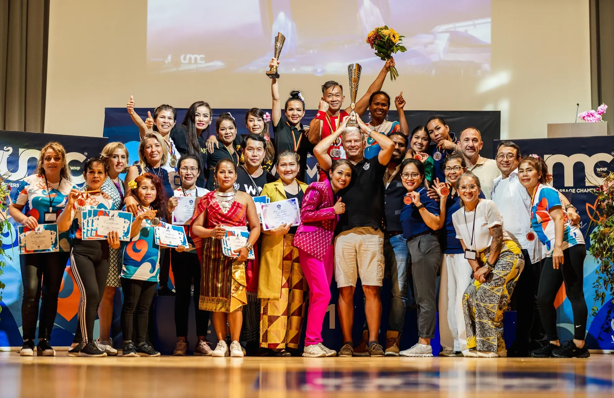 June Saurin festeggia con i partecipanti alla Universal Massage Championship di Penzberg.