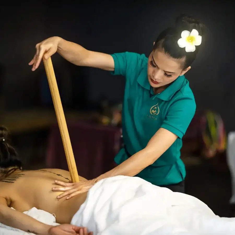 June Saurin bei der Bambus-Massage mit speziellen Bambus-Werkzeugen